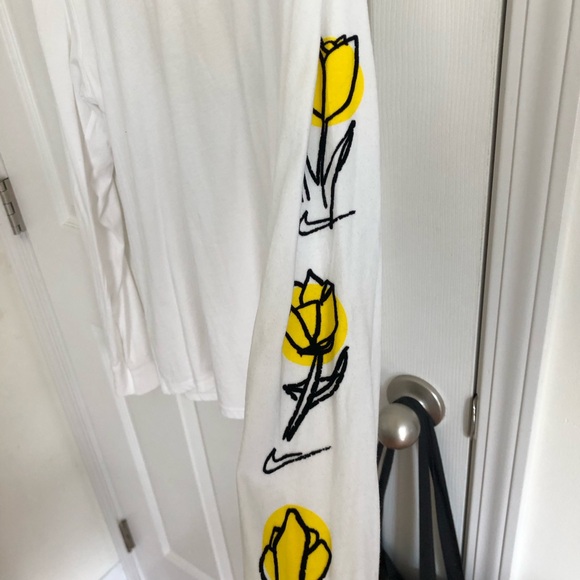 Nike SB textured flower graphic on sleeve and back, size medium, long sleeve - Picture 3 of 4